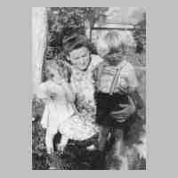 062-0043 Elma Neumann-John mit ihren Kindern Dieter und Margit im Jahre 1942 .JPG